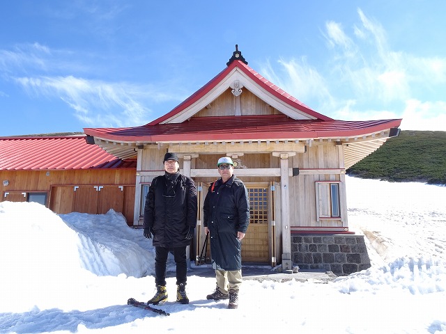 新設された奥宮祈祷殿前にて