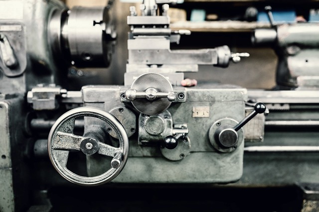What is a lathe? Explain the machine configuration from the processing target!